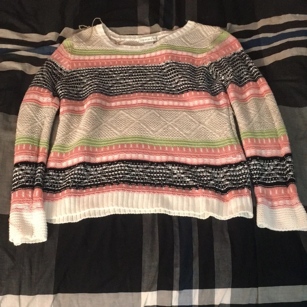 A medium colorful sweater - Picture 2 of 4